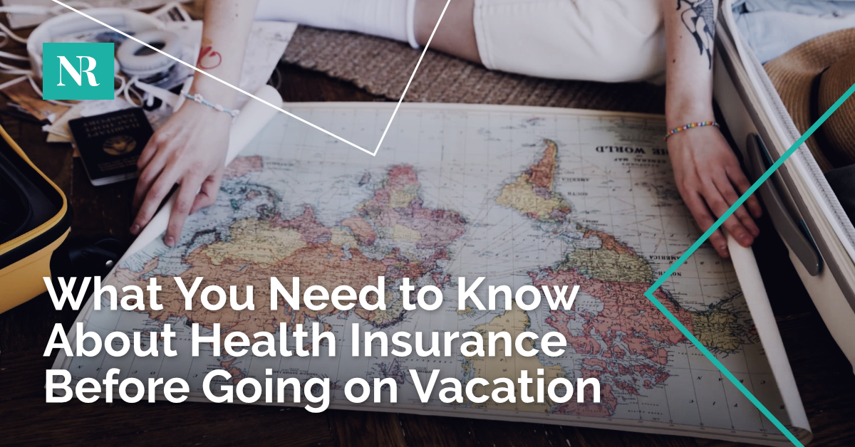 Изображение, на котором кто-то собирает вещи и смотрит на карту с надписью, Что нужно знать о медицинском страховании перед отпуском?